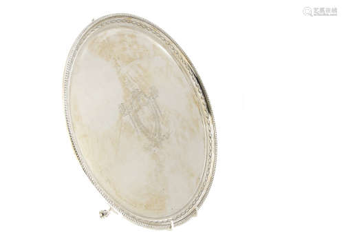 An Edwardian silver tray from Stuart Dawson Ltd, circular on three ball and claw supports, 35.5cm,