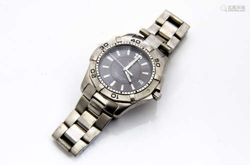 A modern TAG Heuer Aquaracer stainless steel gentleman~s wristwatch, 40mm case, dark grey dial