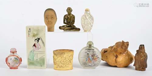 A small group of miniature Chinese and Japanese objet d'art, to include a boxwood study of a toad,