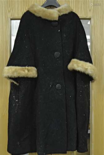 Six ladies vintage coats, two fur examples and the other four with fur collars, by Travex, Jaks