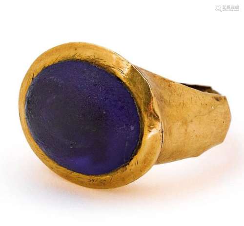RING, Byzantine. Gold with an oval, blue glass cab…