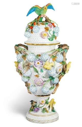 LARGE 'SNOW BALL' VASE WITH LID, Dresden, ca. 1880…