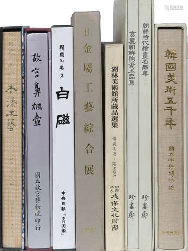 Collection of Asian Art reference books to include Snuff Bottles in the Collection of the National