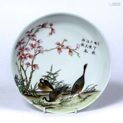 Enamelled dish Chinese, Republic Period (1912-1949) depicting birds foraging on the ground, with a