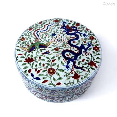 Circular box and cover Chinese decorated in the Wucai palette, depicting phoenixes and dragons,