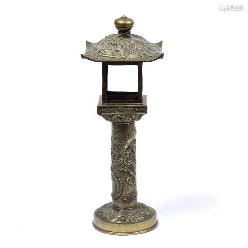 Brass lamp Chinese decorated with a column decorated with a five clawed dragon, the upper lamp