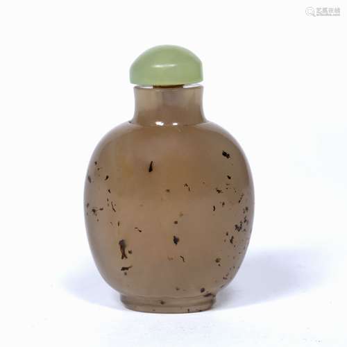 Agate snuff bottle Chinese of rounded rectangular form, with a jadeite stopper 6.5cm high