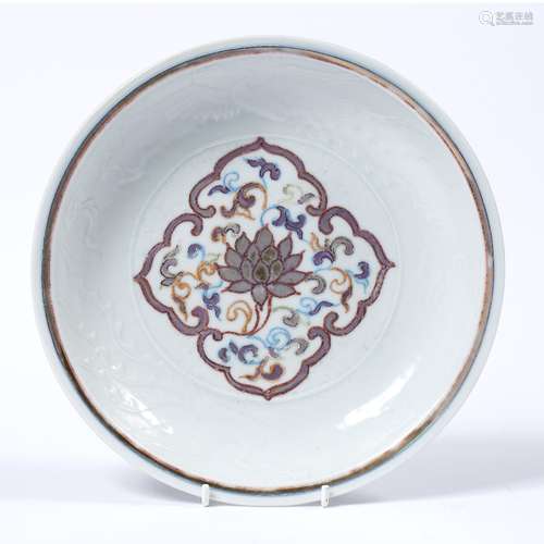 Polychrome saucer dish Chinese, Ming Wanli period painted with a central Indian lotus in the