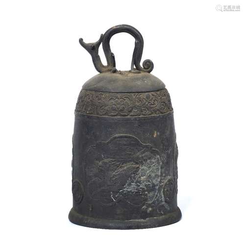 Bronze bell Japanese, 19th Century after the antique, cast to the centre depicting panels of dragons