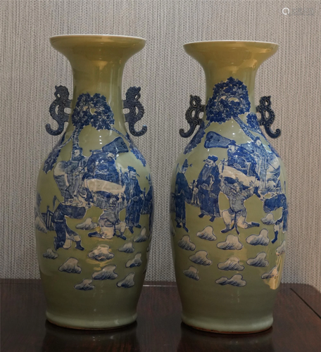 PAIR OF LARGE CHINESE PORCELAIN BLU…