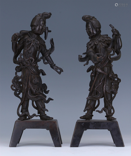 PAIR OF CHINESE BRONZE STANDING FLO…