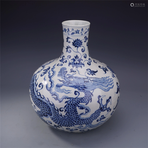 LARGE CHINESE PORCELAIN BLUE AND W…