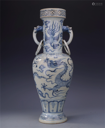 LARGE CHINESE PORCELAIN BLUE AND W…