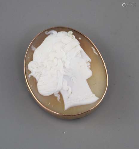 A yellow metal mounted oval cameo brooch, carved with the head of a lady to sinister, 40mm, gross