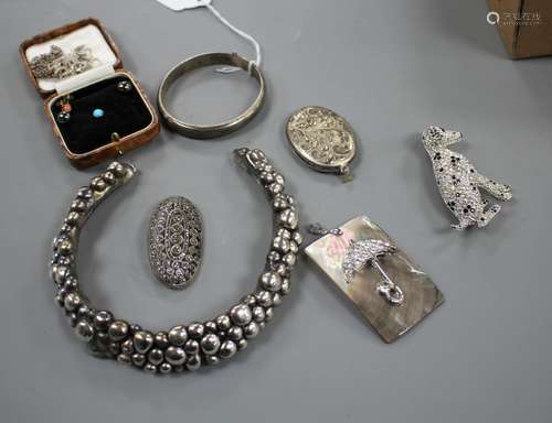 Mixed items including costume jewellery, modern silver oval pendant, white metal bangle and a