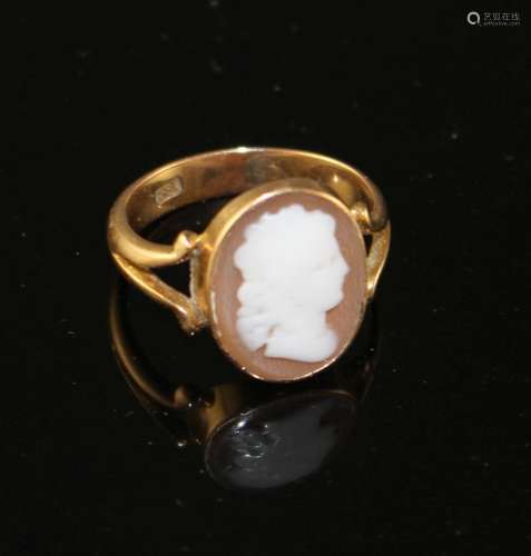 An early 20th century 18ct and oval cameo set dress ring, carved with the head of a lady to