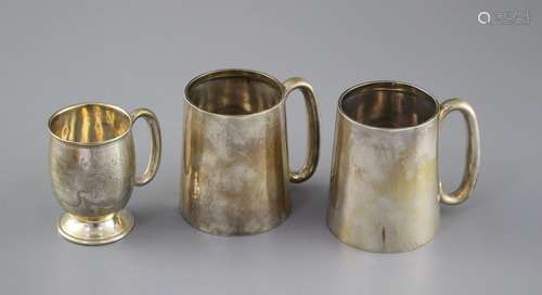 A pair of George V silver mugs, William Hair Haseler, Birmingham, 1935/7, height 85mm and one