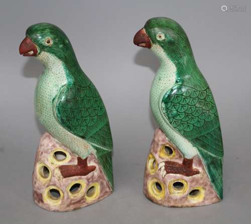 A pair of Chinese famille verte parrots, 20th century, 23cm Condition: Good condition