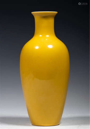 A SMALL CHINESE PORCELAIN YELLOW GLAZE VASE