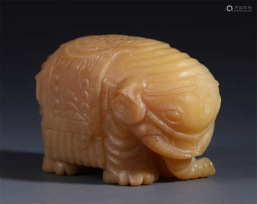 CHINESE JADE CARVED ELEPHANT SHAPED TABLE ITEM