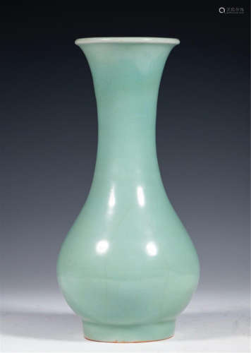 CHINESE PORCELAIN CELADON GLAZE VASE