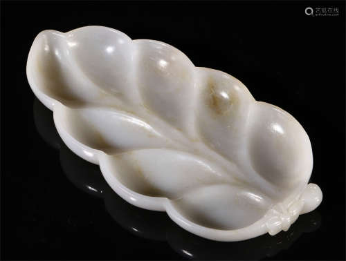 A FINELY CHINESE JADE CARVED SHAPED PALETTE