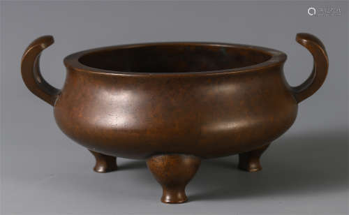 CHINESE BRONZE DOUBLE HANDLE TRIPLE FEET CENSER