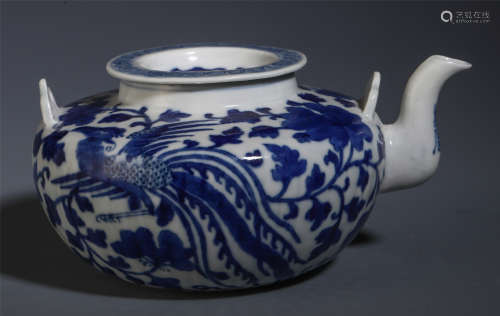 CHINESE BLUE AND WHITE PORCELAIN KETTLE