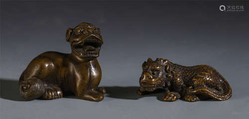 A PAIR OF CHINESE BRONZE CARVED BEAST TABLE ITEM