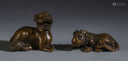 A PAIR OF CHINESE BRONZE CARVED BEAST TABLE ITEM