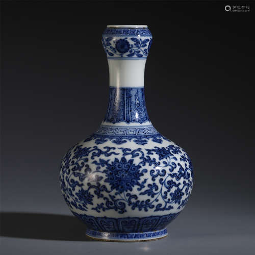 CHINESE BLUE AND WHITE PORCELAIN FLOWER VASE