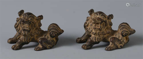 A PAIR OF CHINESE IRON CARVED LION SHAPED TABLE ITEM