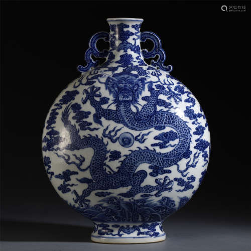 CHINESE BLUE AND WHITE PORCELAIN DRAGON PATTER NMOON FLASK VASE