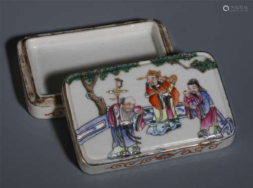 A SMALL CHINESE PORCELAIN FAMILLE ROSE FLOWER FIGURE BOX