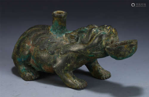 AN ANCIENT CHINESE BRONZE CARVED BEAST TABLE ITEM