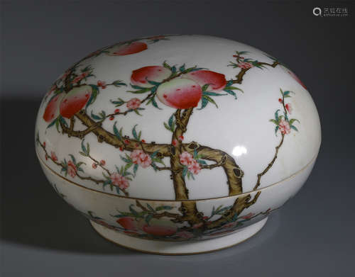 CHINESE PORCELAIN FAMILLE ROSE FLOWER LIDDED BOX