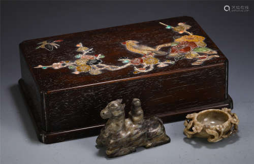 A PAIR OF CHINESE JADE CARVED TABLE ITEM