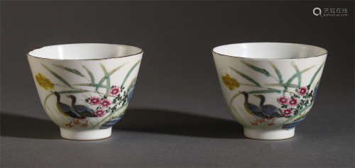 A PAIR OF CHINESE WUCAI PORCELAIN DOUBLE DUCK PATTERN CUPS