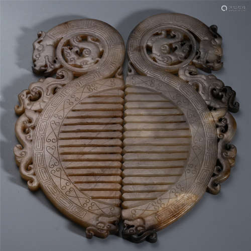 A PAIR OF CHINESE ANCIENT JADE CARVED BEAST PATTERN COMBS
