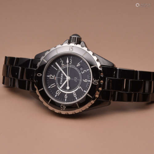 香奈儿J12系列精钢黑陶瓷链带石英腕表