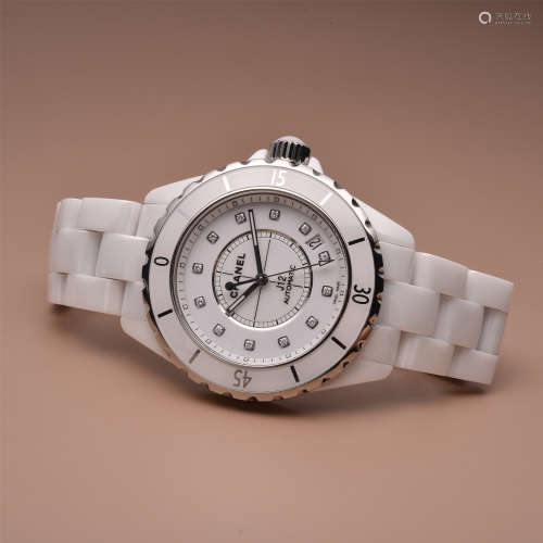 香奈儿J12系列精钢白陶瓷链带机械腕表