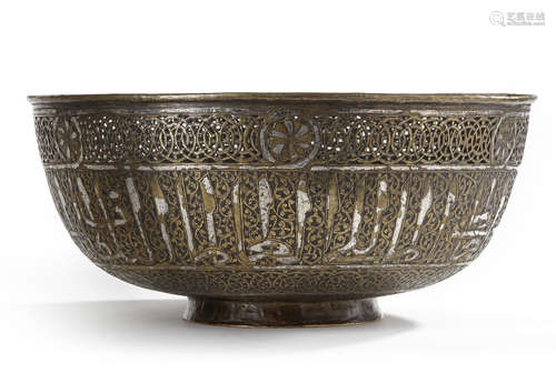 A LARGE SILVER INLAID COPPER BASIN, 17TH CENTURY