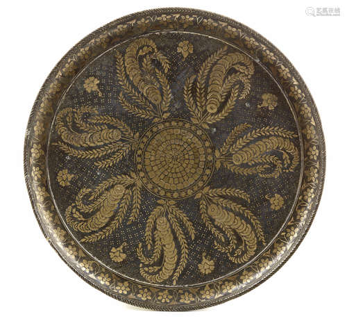 A BRASS-INLAID BIDRI DISH, INDIA, BIDAR, 17TH CENTURY