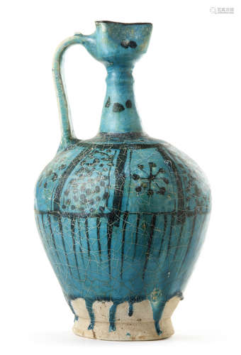 A LARGE RAQQA UNDERGLAZE PAINTED POTTERY EWER, SYRIA, 12TH-13TH CENTURY