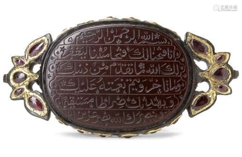 AN EXTREMELY RARE MUGHAL JADE AND INLAID PENDANT, BAZUBAND, 17TH CENTURY