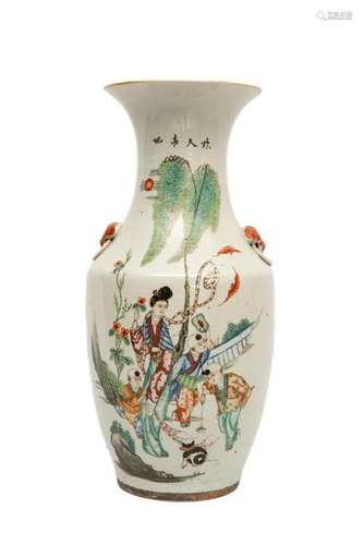 SHUICAI, FENGWEIZUN TYPE PORCELAIN PHENIX TAIL VAS…