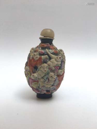 TABATIERE BOTTLE IN MOULDED PORCELAIN WITH LOHANS …