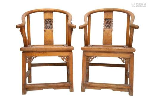 PAIR OF ARMCHAIRS IN NATURAL WOOD WITH HORSESHOE S…