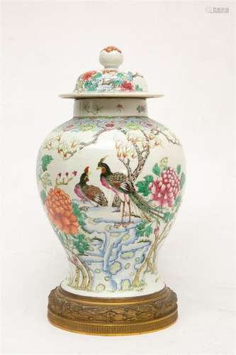 COVERED PORCELAIN VASE WITH ENAMEL DECORATION IN T…