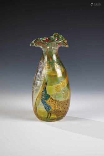 Vase mit Pfau2. Hälfte 20. Jh. Farbloses Glas mit gelben, roten und grünen Pulvereinschmelzungen,